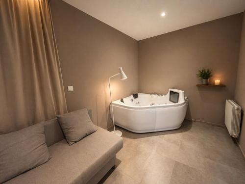 Apartamento de 1 dormitorio con bañera de hidromasaje del hotel Abalú Collection Suites Gran Via. Foto 9