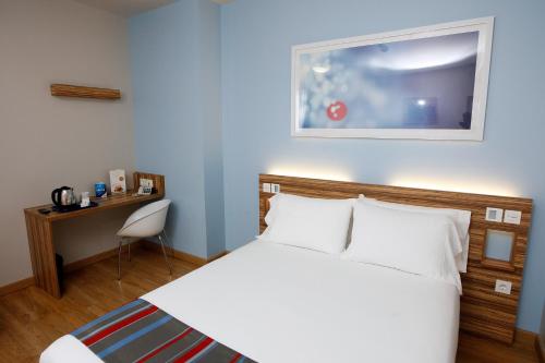 Habitación Doble adaptada para personas con discapacidad - 1 o 2 camas del hotel Travelodge Valencia Aeropuerto. Foto 3
