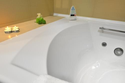 Suite Junior con bañera de hidromasaje del hotel Spa Norat Torre Do Deza. Foto 2