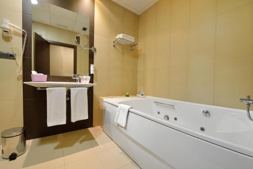 Suite Junior con bañera de hidromasaje del hotel Spa Norat Torre Do Deza. Foto 3
