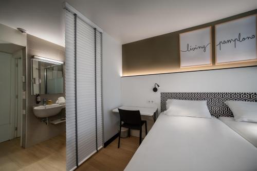 Habitación Doble - 1 o 2 camas del hotel Bed4u Pamplona. Foto 4