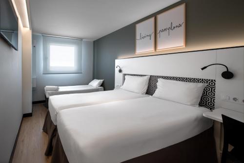 Habitación Triple del hotel Bed4u Pamplona. Foto 1