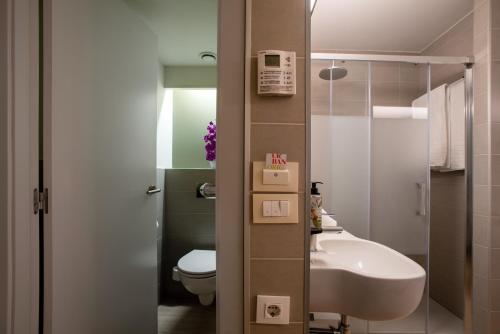 Habitación Familiar del hotel Bed4u Pamplona. Foto 2
