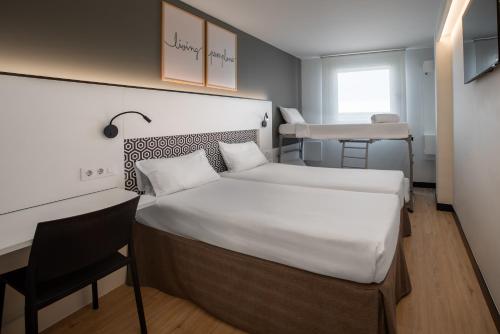 Habitación Cuádruple del hotel Bed4u Pamplona. Foto 1