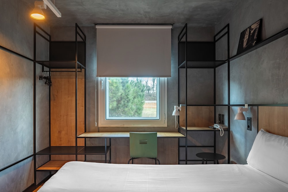 Habitación estándar, 2 camas individuales del hotel Ibis Barcelona Montmelo-granollers. Foto 6