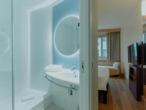 Habitación Doble con Cama supletoria del hotel Ibis Barcelona Glories 22. Foto 1