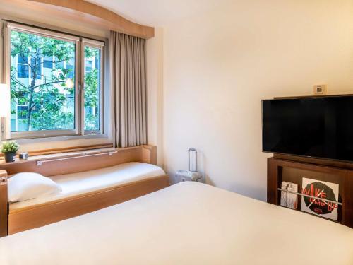 Habitación Doble con Cama supletoria del hotel Ibis Barcelona Glories 22. Foto 8