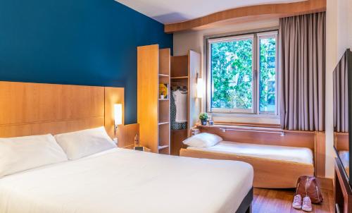 Habitación Doble con Cama supletoria del hotel Ibis Barcelona Glories 22. Foto 10