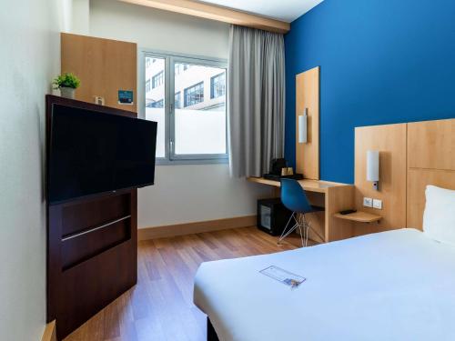 Habitación Doble Estándar - Adaptada para personas con movilidad reducida del hotel Ibis Barcelona Glories 22. Foto 6