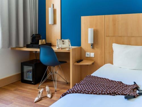 Habitación Doble Estándar - Adaptada para personas con movilidad reducida del hotel Ibis Barcelona Glories 22. Foto 7