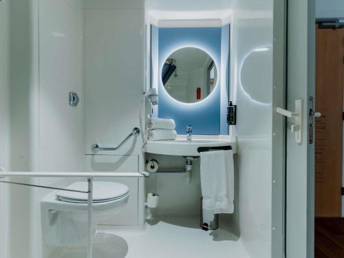 Habitación Doble Estándar - Adaptada para personas con movilidad reducida del hotel Ibis Barcelona Glories 22. Foto 9