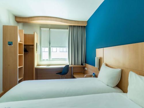 Habitación Doble Estándar - 2 camas del hotel Ibis Barcelona Glories 22. Foto 4