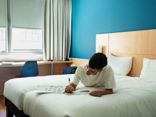 Habitación Doble Estándar - 2 camas del hotel Ibis Barcelona Glories 22. Foto 5