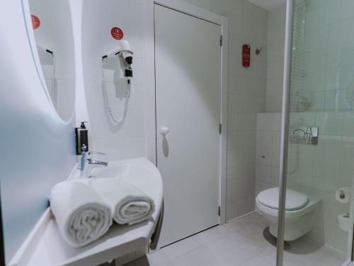 Habitación Doble Estándar - 2 camas del hotel Ibis Barcelona Glories 22. Foto 9