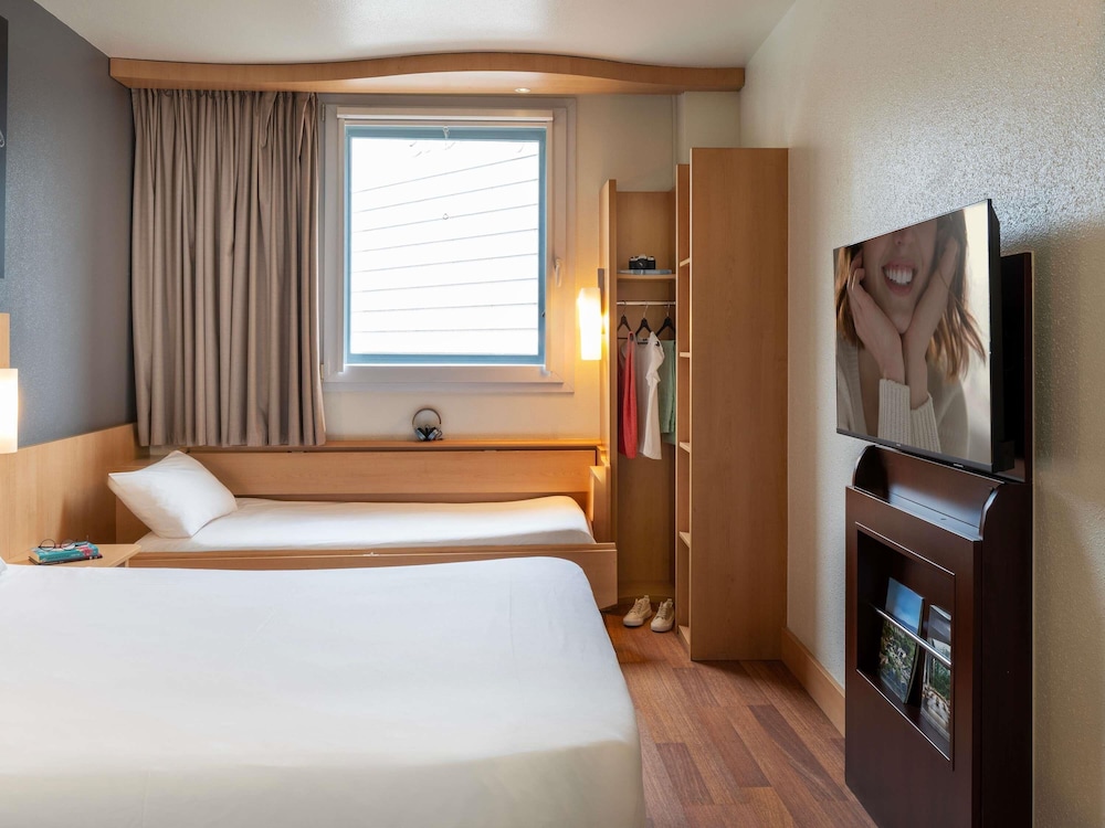Habitación estándar (1 double bed and 1 twin bed) del hotel Ibis Barcelona Meridiana