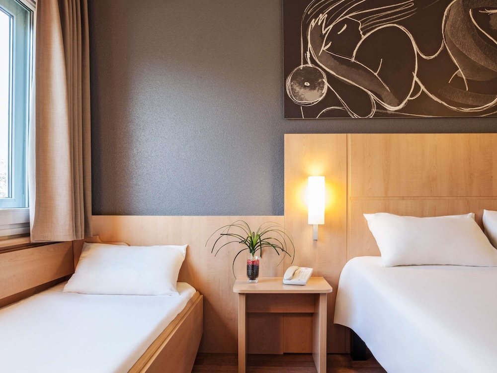 Habitación estándar (1 double bed and 1 twin bed) del hotel Ibis Barcelona Meridiana. Foto 3