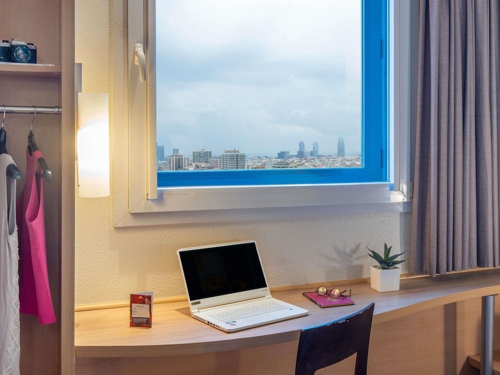 Habitación estándar, 2 camas individuales del hotel Ibis Barcelona Meridiana. Foto 4