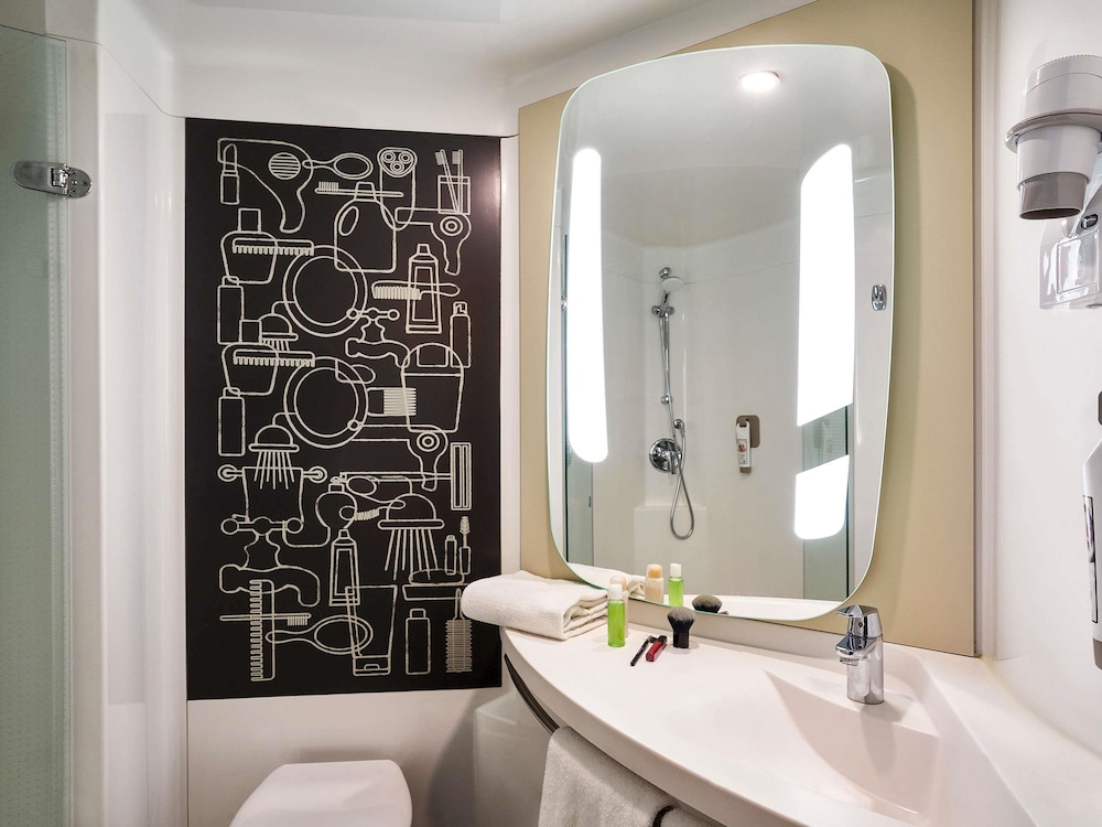 Habitación estándar, 2 camas individuales del hotel Ibis Barcelona Meridiana. Foto 5