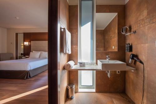 Habitación Doble con balcón - 1 o 2 camas del hotel Eurostars Oporto. Foto 6