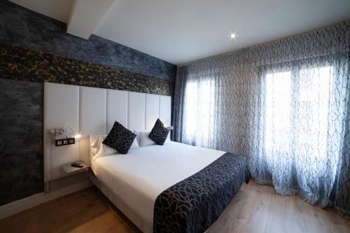 Habitación Cuádruple del hotel Petit Palace Savoy Alfonso XII. Foto 6
