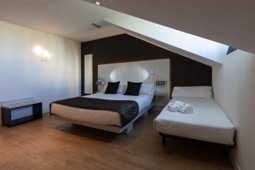 Habitación Triple del hotel Petit Palace Santa Barbara