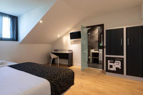 Habitación Triple del hotel Petit Palace Santa Barbara. Foto 1