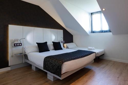 Habitación Triple del hotel Petit Palace Santa Barbara. Foto 2