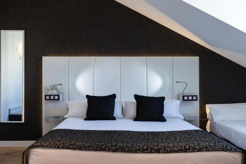 Habitación Triple del hotel Petit Palace Santa Barbara. Foto 3