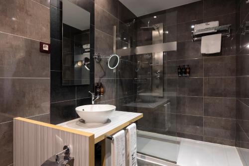 Habitación Triple del hotel Petit Palace Santa Barbara. Foto 5