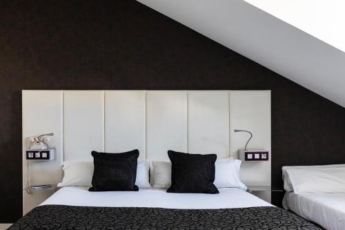 Habitación Triple del hotel Petit Palace Santa Barbara. Foto 7