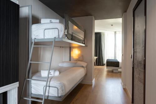 Habitación Cuádruple del hotel Petit Palace Santa Barbara. Foto 2