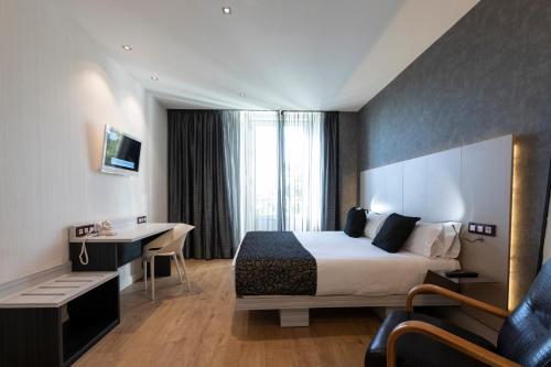Habitación Cuádruple del hotel Petit Palace Santa Barbara. Foto 4