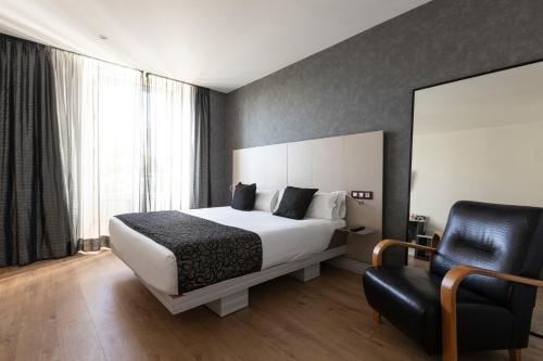 Habitación Cuádruple del hotel Petit Palace Santa Barbara. Foto 6