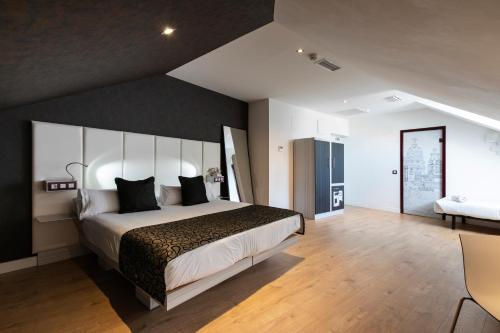 Habitación Cuádruple del hotel Petit Palace Santa Barbara. Foto 11