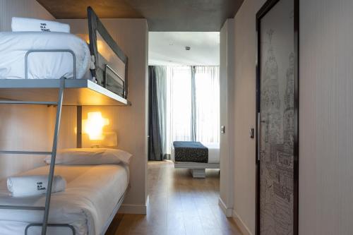 Habitación Cuádruple del hotel Petit Palace Santa Barbara. Foto 16