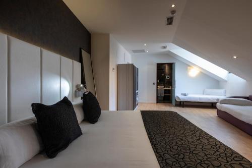 Habitación Cuádruple del hotel Petit Palace Santa Barbara. Foto 17