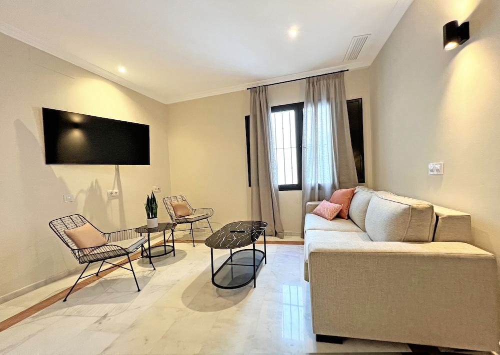 Habitación triple, 1 cama de matrimonio con sofá cama del hotel Itaca Sevilla By Soho Boutique. Foto 1