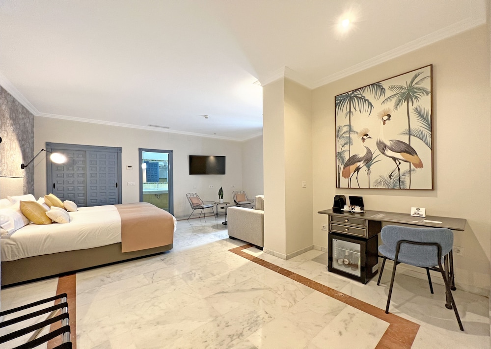 Habitación triple, 1 cama de matrimonio con sofá cama del hotel Itaca Sevilla By Soho Boutique. Foto 2