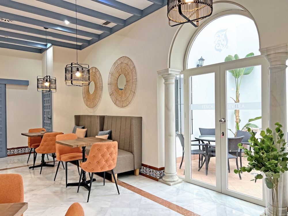 Habitación triple, 1 cama de matrimonio con sofá cama del hotel Itaca Sevilla By Soho Boutique. Foto 3