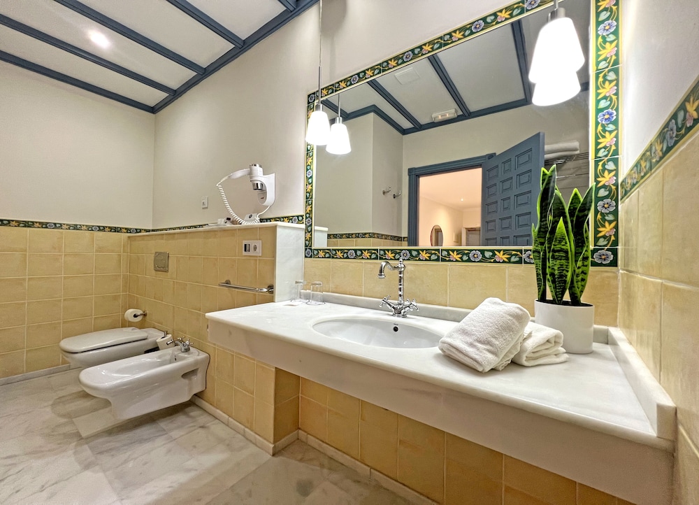 Habitación triple, 1 cama de matrimonio con sofá cama del hotel Itaca Sevilla By Soho Boutique. Foto 4