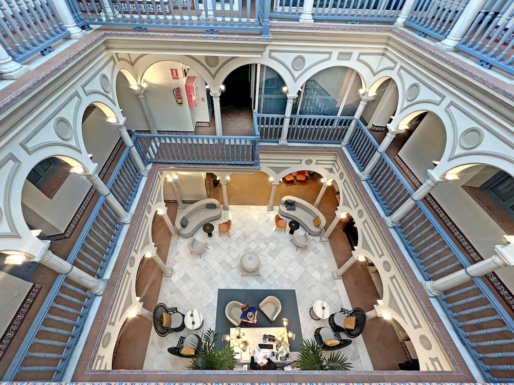 Habitación triple, 1 cama de matrimonio con sofá cama del hotel Itaca Sevilla By Soho Boutique. Foto 5