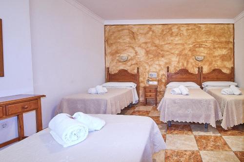 Habitación Cuádruple del hotel Virgen De Los Reyes. Foto 1