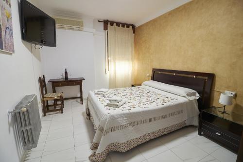 Habitación con cama grande del hotel Virgen De Los Reyes