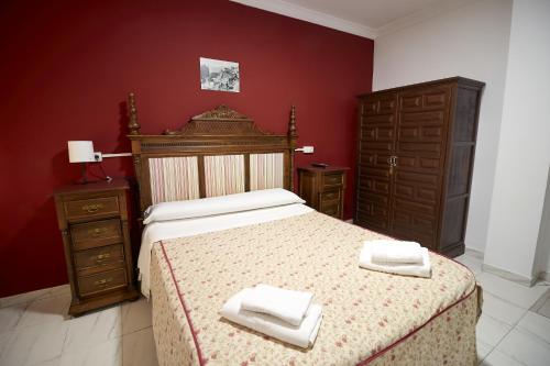 Habitación con cama grande del hotel Virgen De Los Reyes. Foto 1