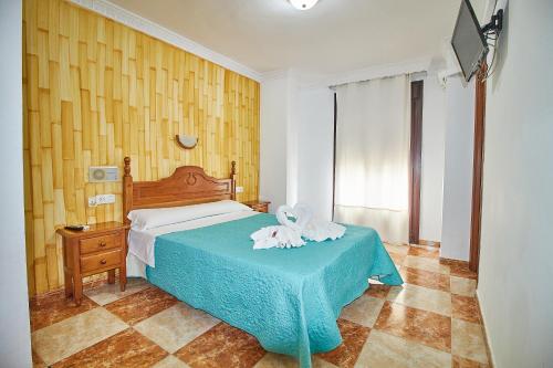 Habitación con cama grande del hotel Virgen De Los Reyes. Foto 2