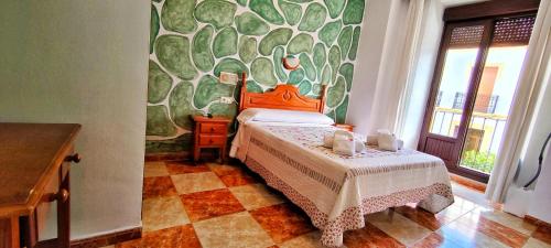 Habitación con cama grande del hotel Virgen De Los Reyes. Foto 3