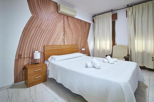 Habitación con cama grande del hotel Virgen De Los Reyes. Foto 4