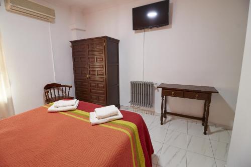 Habitación con cama grande del hotel Virgen De Los Reyes. Foto 5