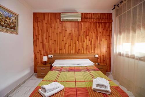 Habitación con cama grande del hotel Virgen De Los Reyes. Foto 7