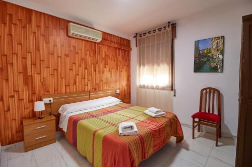 Habitación con cama grande del hotel Virgen De Los Reyes. Foto 8